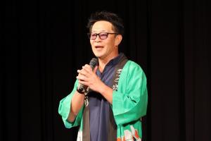 劇団紹介をしている矢野社長の写真