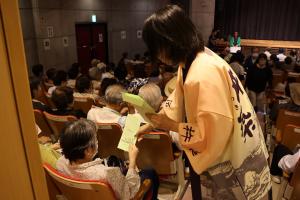 抽選会の様子の写真
