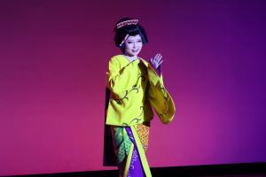 可愛らしい女性の舞踊の写真