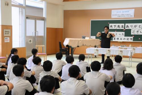 完成した作品を披露する木下さんの様子