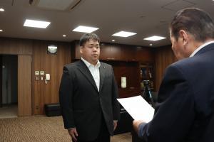 辞令を交付しているときの写真