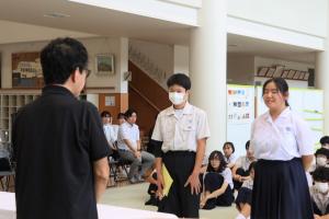 お礼の言葉をの述べる生徒の様子