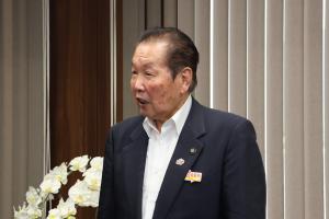 激励の言葉をかけている佐々木市長の写真