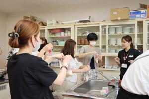 注意点を聞きながらお米を炊く準備をしている写真