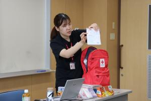 非常用持ち出し袋の中身を説明している講師の写真