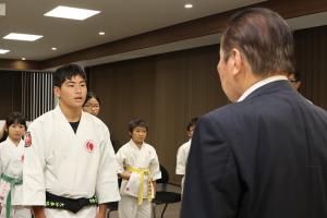 佐々木市長に意気込みを伝える近藤選手の写真