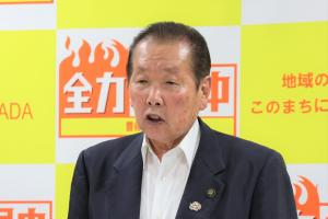 激励の言葉をかける佐々木市長の写真