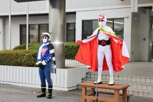 交通安全を呼びかける昭和仮面