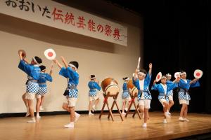 子ども草地踊りの様子１枚目
