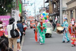 チンドンとミゼットの先導の写真