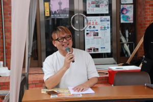 放送中のDJ赤松さんの写真