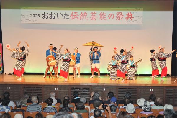 草地おどりの様子