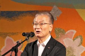 あいさつをする佐藤県議会議員