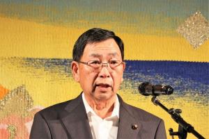 あいさつをする阿部市議会議長