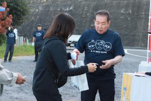 当選者に景品を渡す佐々木市長の写真