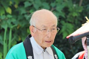 あいさつをする河野委員長