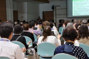 手を握ったり開いたりする運動をしている参加者たちの写真