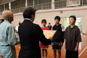 生徒代表に表彰状を渡す様子