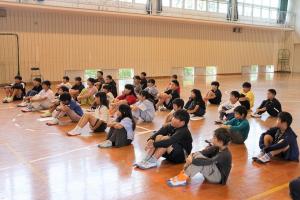 稲林専務理事の話を聞く生徒の様子