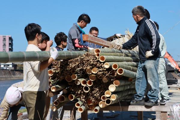 大たいまつ製作の様子