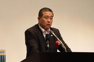 方言を使って弁論している弁士の写真