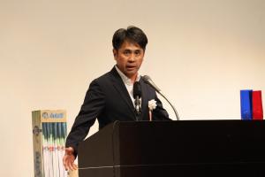 身振り手振りを入れて弁論している弁士の写真