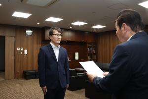 辞令交付式中の写真
