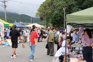 フリーマーケットの会場の写真