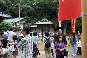 夷里神楽の演舞を見る観客の写真