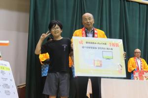 1等賞当選者と菅会長の写真