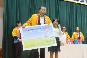 特別賞当選者と佐々木市長の写真