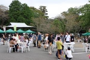 多くの来場者でにぎわう会場の写真