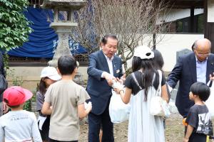 神楽終了後に駄菓子を配布する佐々木市長の写真