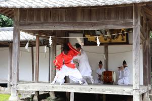 夷里神楽の演舞の写真