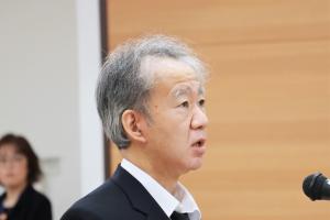 追悼の言葉を述べる県代表
