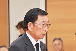 追悼の言葉を述べる阿部輝之議長