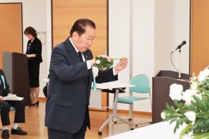 献花をする佐々木市長