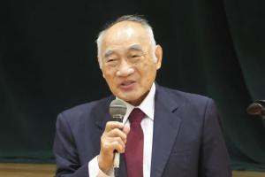 𠮷原会長があいさつをしている写真