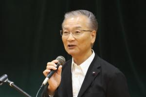 佐藤県議があいさつをしている写真