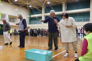 あんぱん釣りを楽しむ参加者の様子