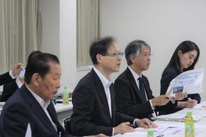 意見交換をしている最中の県知事や市長が映った写真