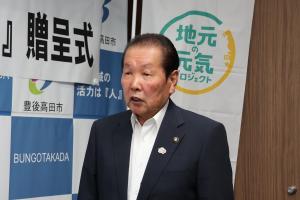 感謝のことばを伝えている佐々木市長の写真
