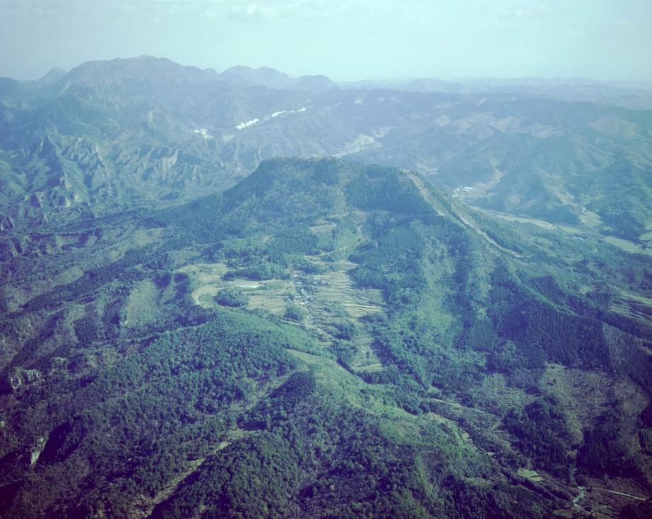 屋山城跡航空写真(写真提供：大分県立歴史博物館)の画像