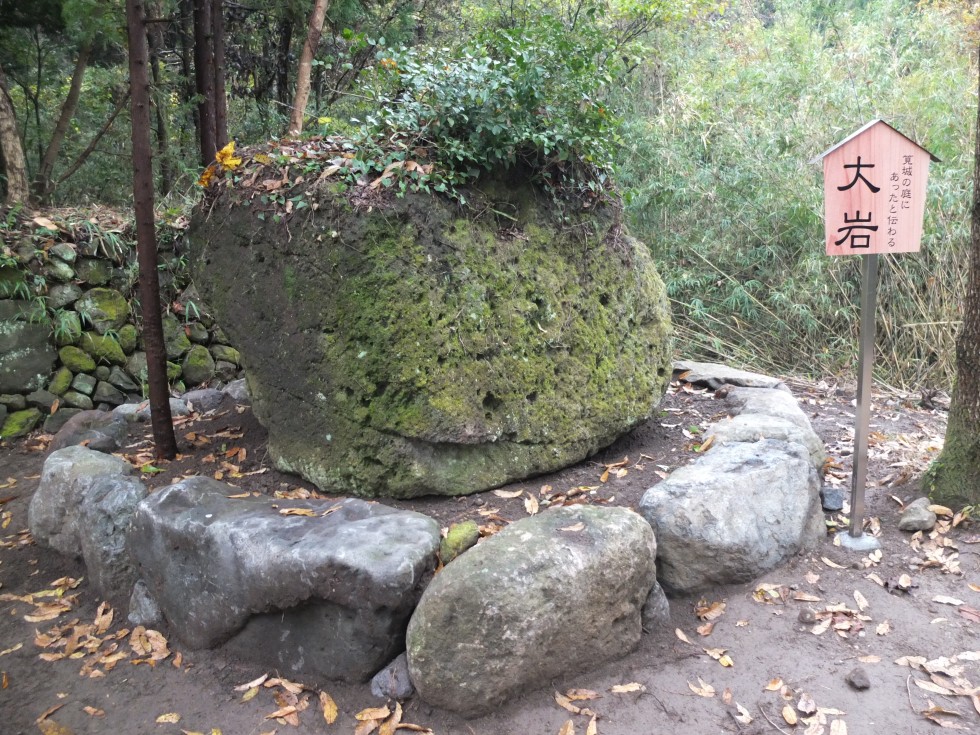 筧城ゆかりの大岩の画像