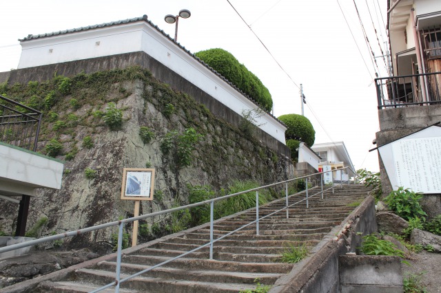 巨大な堀・土塁を持つ高田城跡の画像
