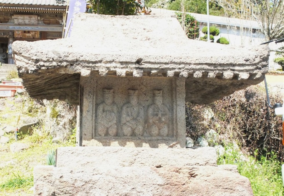 ​十王石殿（右）の画像