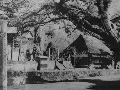 天念寺境内の古写真（右は旧本堂）の画像