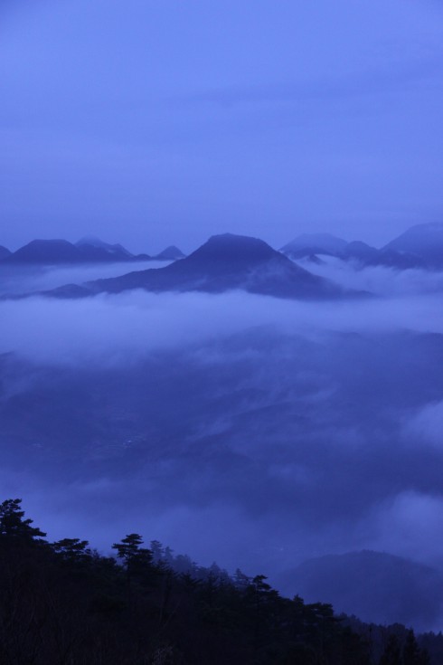 霧たちこめる「くにさき」の峰々​の画像