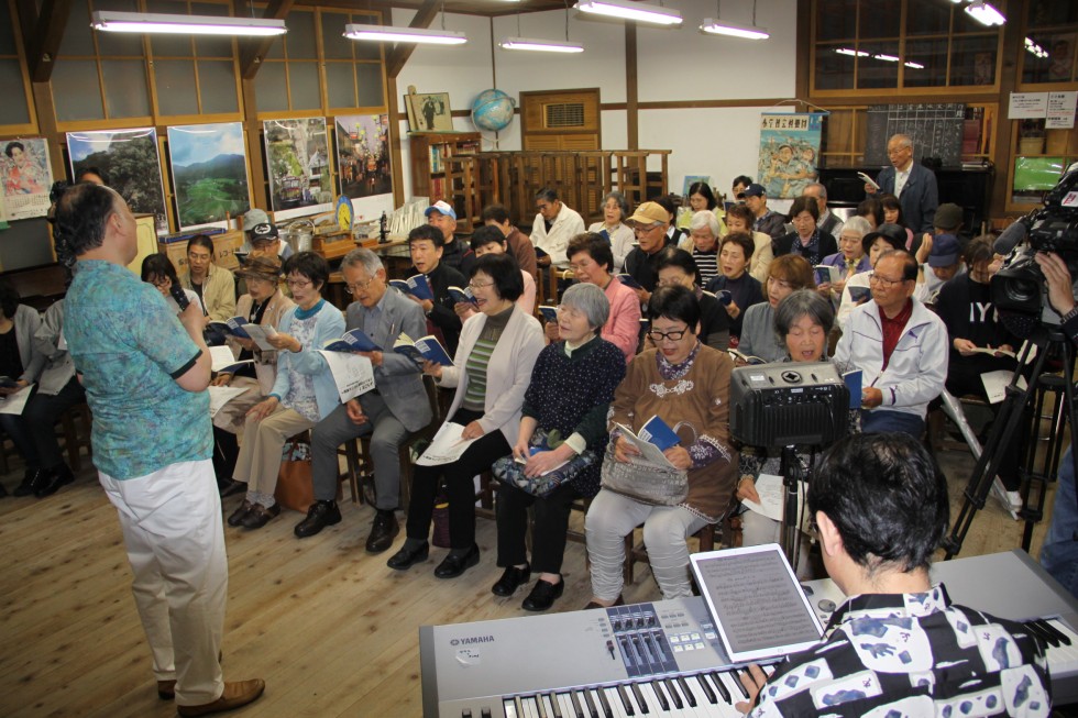 昭和の出張歌声喫茶で大合唱の画像1