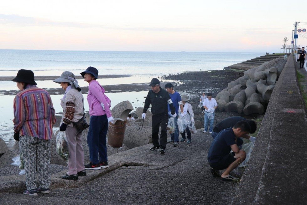 夕陽スポットの真玉海岸で、早朝ごみゼロクリーン大作戦の画像1